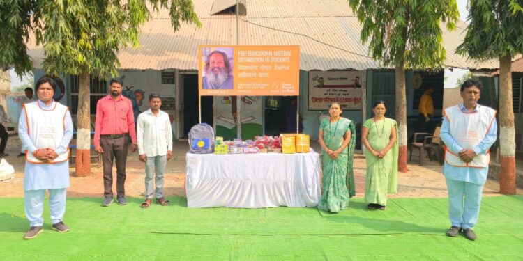 नंदुरबार तालुक्यातील ८०० हून अधिक गरजू विद्यार्थ्यांना शालेय साहित्य वाटप