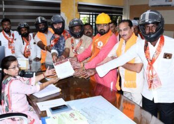 उबाठा तर्फे हेल्मेट घालूनच दिले निवेदन, कारवाई नको ‘दंडाआधी हेल्मेट’ची मागणी