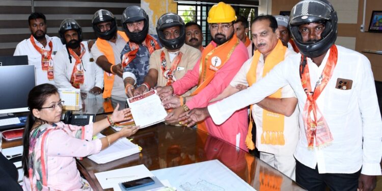 उबाठा तर्फे हेल्मेट घालूनच दिले निवेदन, कारवाई नको ‘दंडाआधी हेल्मेट’ची मागणी