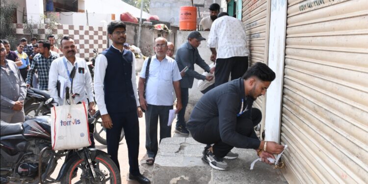थकबाकीदार व्यवसायांवर नगरपालिकेची धडक कारवाई; 20 दुकाने सील