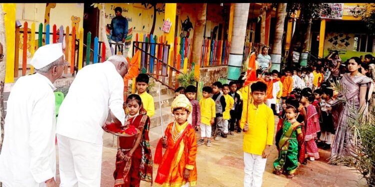 विद्यार्थ्यांच्या शिवगर्जनेने दुमदुमले द फ्युचर स्टेप स्कूल