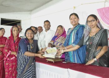 डॉ. हिना गावित यांच्या हस्ते महिलांना भेट वस्तूंच वितरण