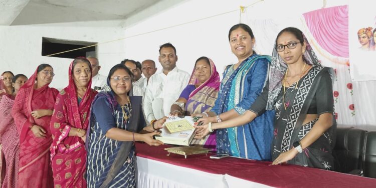 डॉ. हिना गावित यांच्या हस्ते महिलांना भेट वस्तूंच वितरण