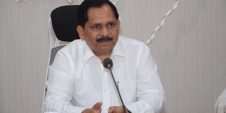 जिल्ह्यात गॅस आणि इंधनाचा मुबलक साठा,नागरिकांनी अफवांवर विश्वास ठेवू नये : धनंजय गोगटे