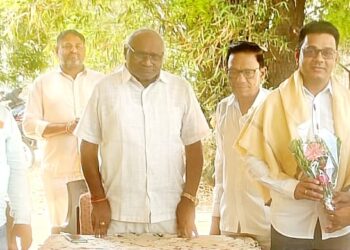 विद्यार्थ्यांसाठी प्रेरणादायी दीपस्तंभ : विदेशात यश मिळवलेल्या सुपुत्राचा भव्य सत्कार