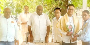 विद्यार्थ्यांसाठी प्रेरणादायी दीपस्तंभ : विदेशात यश मिळवलेल्या सुपुत्राचा भव्य सत्कार