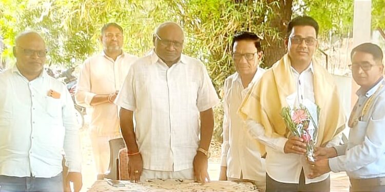 विद्यार्थ्यांसाठी प्रेरणादायी दीपस्तंभ : विदेशात यश मिळवलेल्या सुपुत्राचा भव्य सत्कार