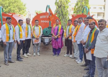 माजी खा. डॉ. हिना गावित यांच्या हस्ते 10 ग्रामपंचायतींना पाणी टँकरचे वितरण