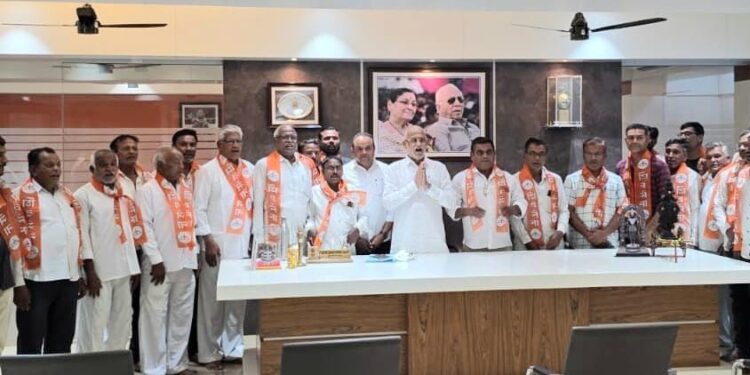 खोडसगाव येथील भाजप कार्यकर्त्यांच्या शिवसेना शिंदे गटात प्रवेश