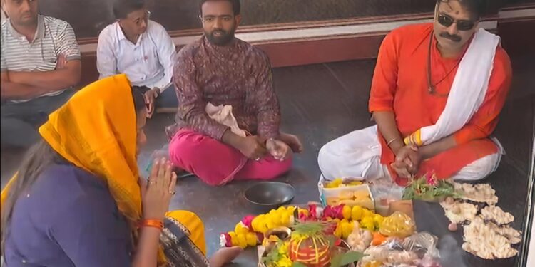 आ. डॉ. विजयकुमार गावित यांच्या प्रकृतीत लवकर सुधारणा व्हावी यासाठी डॉ.हिना गावित यांची शनिदेवाला साकडे