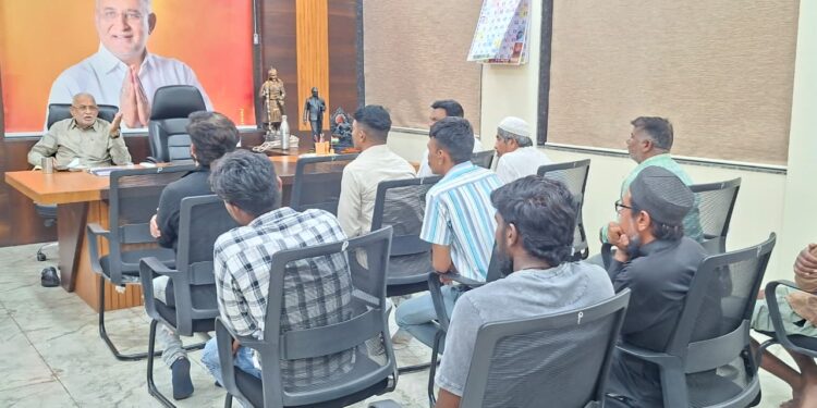 नंदुरबारचा ‘रविवार बाजार’ आता उड्डाणपुलाखाली; व्यावसायिकांना मिळणार अधिकृत परवाने