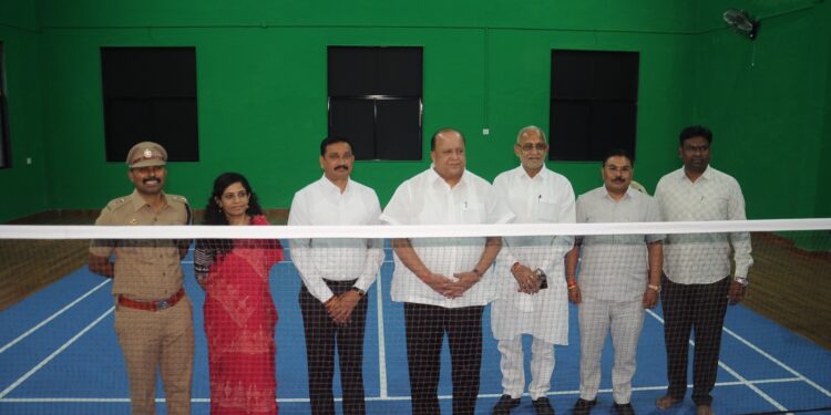 पालकमंत्री हसन मुश्रीफ यांच्या हस्ते बॅडमिंटन कोर्टाचे नामकरण व उद्घाटन