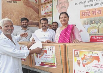शहाद्यात डॉ हिना गावित यांच्या हस्ते कामगारांना भांडे संच वितरित