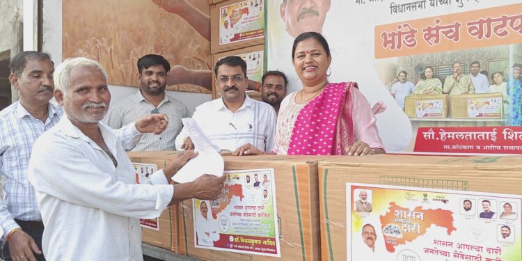 शहाद्यात डॉ हिना गावित यांच्या हस्ते कामगारांना भांडे संच वितरित