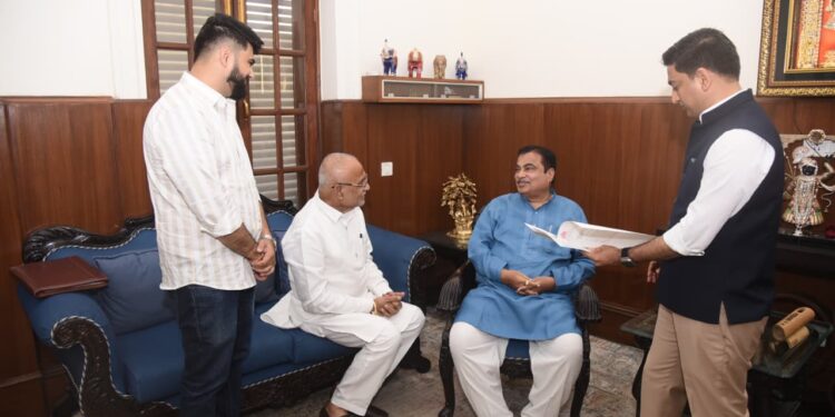 आ.चंद्रकांत रघुवंशींनी घेतली दिल्लीत केंद्रीय मंत्री नितीन गडकरींची भेट