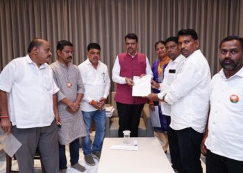 अक्कलकुवा येथील भाजपा पदाधिकारी व कार्यकर्त्यांनी मुख्यमंत्री फडणवीस यांचे वेधले लक्ष