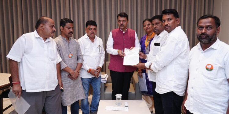 अक्कलकुवा येथील भाजपा पदाधिकारी व कार्यकर्त्यांनी मुख्यमंत्री फडणवीस यांचे वेधले लक्ष