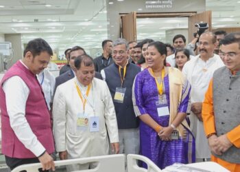 शिरपूर दौऱ्यात मुख्यमंत्री देवेंद्र फडणवीस यांनी डॉ.हिना गावित यांच्याशी साधला संवाद