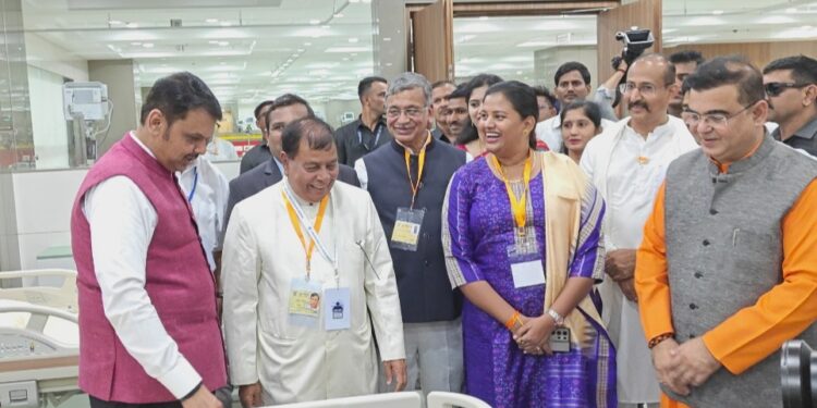 शिरपूर दौऱ्यात मुख्यमंत्री देवेंद्र फडणवीस यांनी डॉ.हिना गावित यांच्याशी साधला संवाद