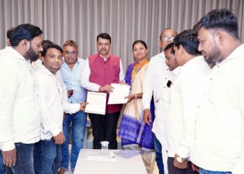 मुख्यमंत्र्यांच्या भेटीत नंदुरबारच्या नगरसेवकांनी मांडले शहरातील विविध प्रश्न