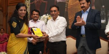 राज्य सेवा हक्क दिनानिमित्त नंदुरबारच्या जिल्हाधिकारी डॉ. मित्ताली सेठी यांचा विशेष गौरव