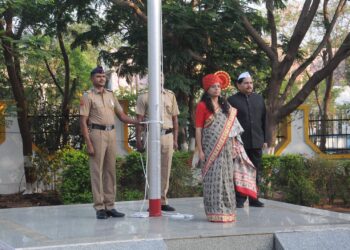 जिल्हाधिकारी डॉ. मित्ताली सेठी यांच्या हस्ते जिल्हाधिकारी कार्यालयात ध्वजवंदन