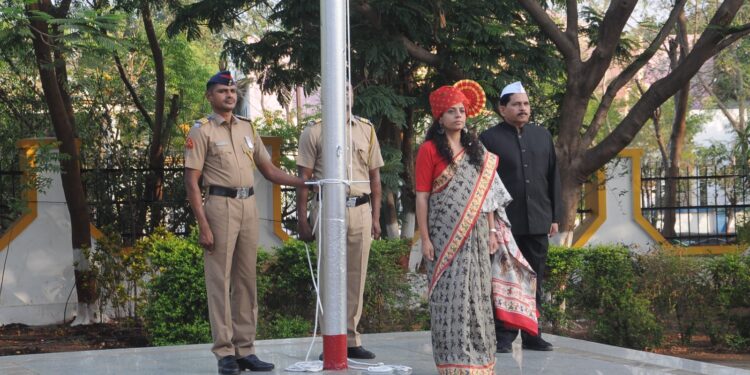 जिल्हाधिकारी डॉ. मित्ताली सेठी यांच्या हस्ते जिल्हाधिकारी कार्यालयात ध्वजवंदन