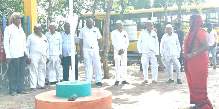 श्रीमती क. पु. पाटील माध्यमिक विद्यालयात महाराष्ट्र दिन साजरा