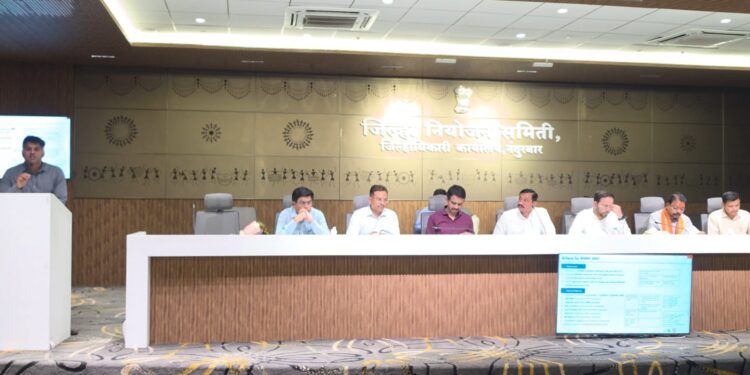 जिल्ह्यातील खासदार-आमदारांच्या बैठकीत आदिवासी भागांच्या रस्ते विकासावर भर