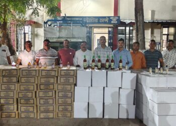 अवैध दारूचा साठा व वाहतूक करणाऱ्यांवर स्थानिक गुन्हे शाखेची कारवाई, तब्बल ५६ लाखांचं मुद्देमाल जप्त