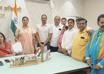 दोन दिवसाआड पाणीपुरवठा करण्याचा निर्णय रद्द करा ; डॉ.हिना गावित यांच्या नेतृत्वात जिल्हाधिकाऱ्यांना दिले निवेदन
