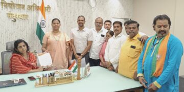 दोन दिवसाआड पाणीपुरवठा करण्याचा निर्णय रद्द करा ; डॉ.हिना गावित यांच्या नेतृत्वात जिल्हाधिकाऱ्यांना दिले निवेदन