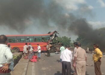 महाराष्ट्र एसटीच्या दोन बसांची भीषण समोरासमोर धडक; ७ प्रवाशांचा होरपळून मृत्यू, ४२ जखमी