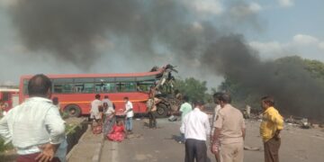 महाराष्ट्र एसटीच्या दोन बसांची भीषण समोरासमोर धडक; ७ प्रवाशांचा होरपळून मृत्यू, ४२ जखमी