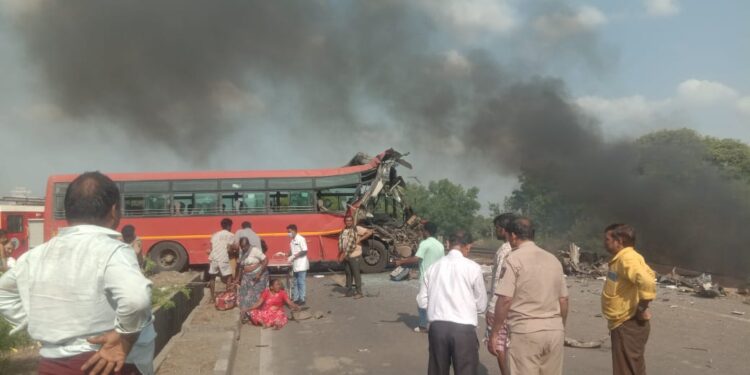 महाराष्ट्र एसटीच्या दोन बसांची भीषण समोरासमोर धडक; ७ प्रवाशांचा होरपळून मृत्यू, ४२ जखमी