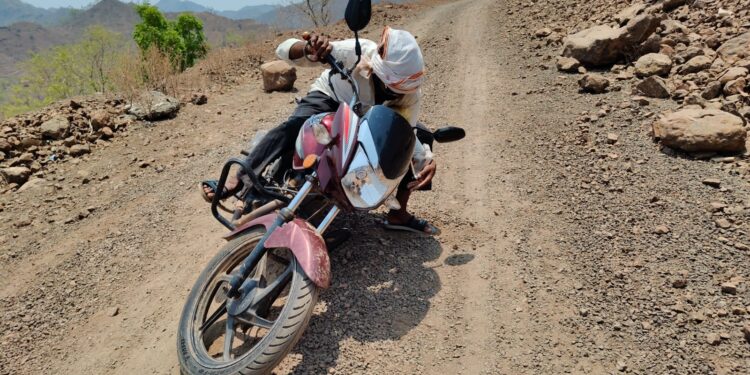 धावडीपाडा ते भादल रस्ता बनला मृत्यूचा सापळा