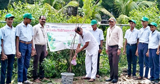 इको क्लब अंतर्गत सैनिकी विद्यालयात वृक्षारोपण