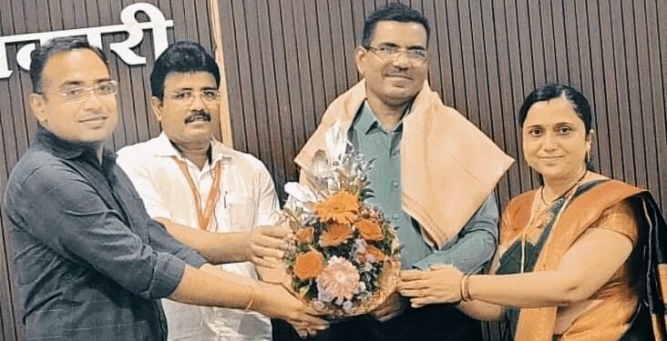 अनिल पानपाटील यांचा सेवानिवृत्ती निमित्त तहसीदारांच्या हस्ते सपत्नीक सत्कार