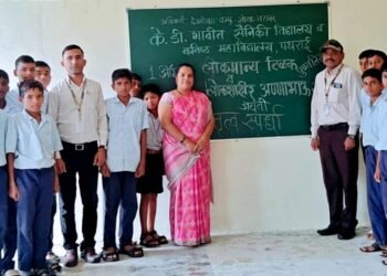 के.डी. गावित सैनिकी विद्यालयात लोकमान्य टिळक व अण्णाभाऊ साठे यांना अभिवादन