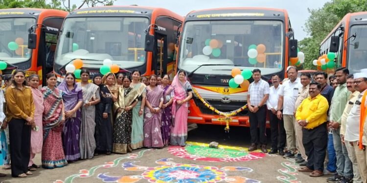 नंदुरबार आगार येथे राजमाता जिजाऊ नवीन बसेसचे लोकार्पण