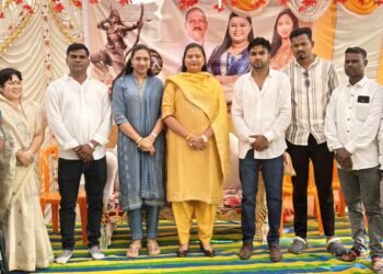 भगवान एकलव्य यांच्या पुतळ्याचे डॉ. हिना गावित यांच्या हस्ते अनावरण