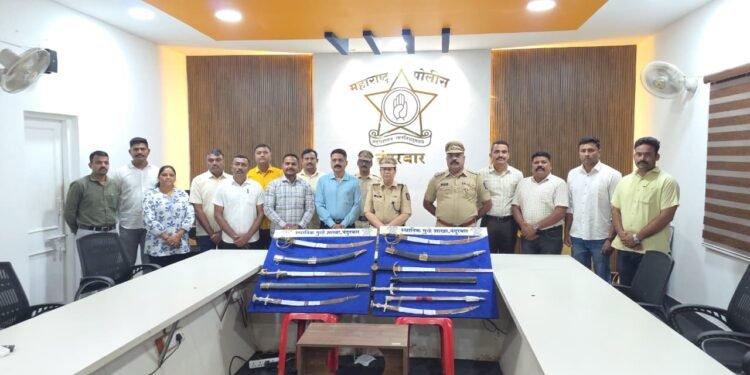 घराच्या छतावर तलवारींचा साठा; नंदुरबार सात धारदार तलवारी जप्त