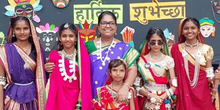 आदिवासी संस्कृतीच्या रंगांनी सजले एस. ए. मिशन विद्यालय, जागतिक आदिवासी दिनानिमित्त विविध सांस्कृतिक कार्यक्रम