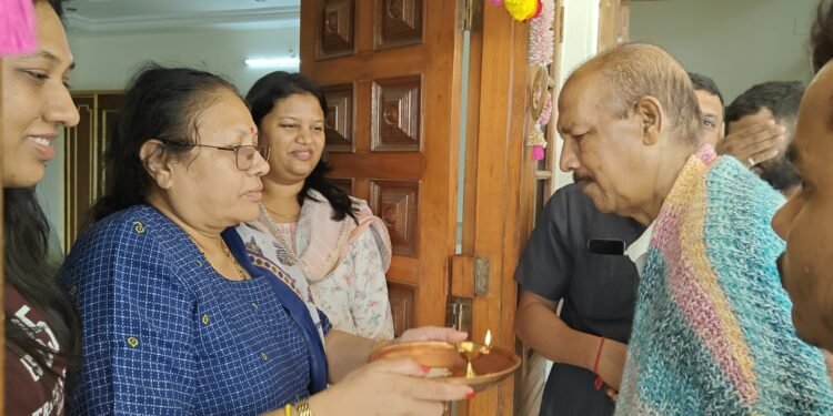 प्रकृतीत सुधारणा झाल्याने दीर्घ प्रतीक्षेनंतर माजी मंत्री डॉ. विजयकुमार गावित यांचे नंदुरबार येथे आगमन