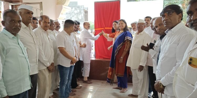 माजी मंत्री आ. डॉ. विजयकुमार गावित यांनी श्री शनैश्वर मंदिरात केले पुजा; जनसंपर्काला केली सुरुवात