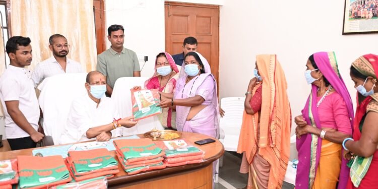 माजी मंत्री आ. डॉ. विजयकुमार गावित यांना राखी बांधत लाडक्या बहिणींनी दीर्घायुष्य चिंतले