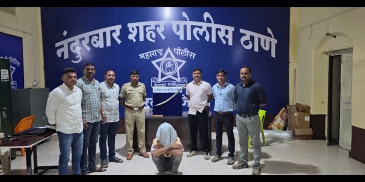 कॉलेज परिसरात तलवार व कुकरी बाळगून फिरणारा इसम जेरबंद