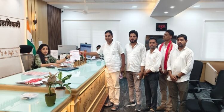 धडगाव तालुक्यातील वनपट्टाधारक शेतकऱ्यांच्या कर्जमुक्तीचा मार्ग सुकर करा; शिवसेना जिल्हाप्रमुख गणेश पराडके