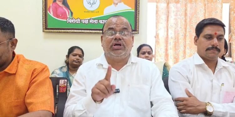 जलतरण तलावाची वाढीव फी कमी करण्याची सर्वसाधारण सभेत मागणी; हिरालाल चौधरी यांचे निवेदन