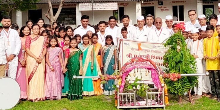 श्री.छत्रपती शिवाजी महाराज माध्यमिक विद्यालयात वृक्षदिंडी उत्साहात